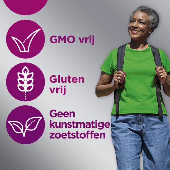 Een vrouw met een rugzak die lacht, met iconen die GMO vrij, gluten vrij, en geen kunstmatige zoetstoffen aanduiden.
