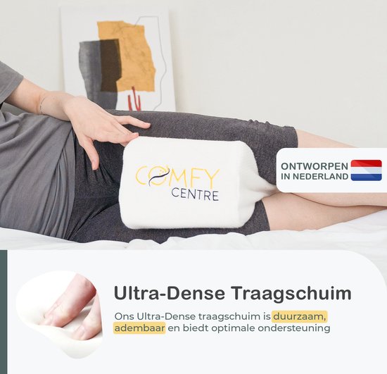 Zijwaanzicht van een vrouw die op haar zij slaapt met een Comfy Centre kniekussen tussen haar benen. Het kussen is wit met een geel logo.