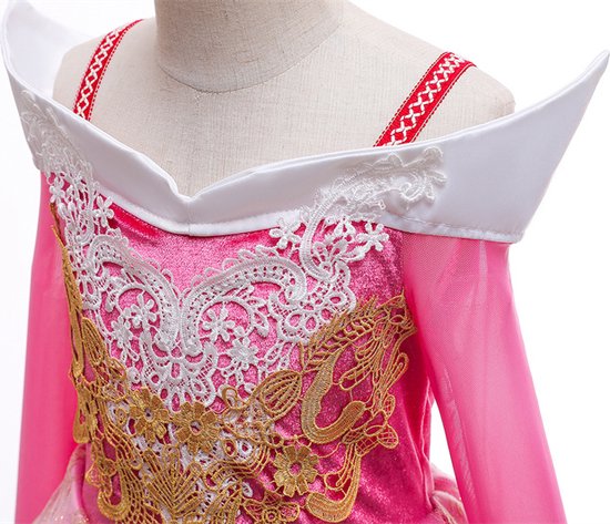 Detail van het lijfje en de kraag van een roze prinsessenjurk met gouden versieringen, witte kanten details en rode bandjes.
