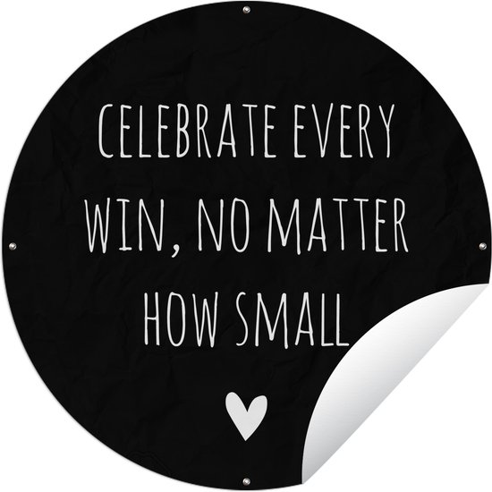 Ronde zwarte tuinposter met de witte tekst: Celebrate every win, no matter how small en een klein wit hartje onderaan.