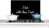 Spatscherm keuken 70x50 cm - Kookplaat achterwand Quotes - Spreuken - Koken - I kiss better than I cook - Kus - Muurbeschermer - Spatwand fornuis - Hoogwaardig aluminium
