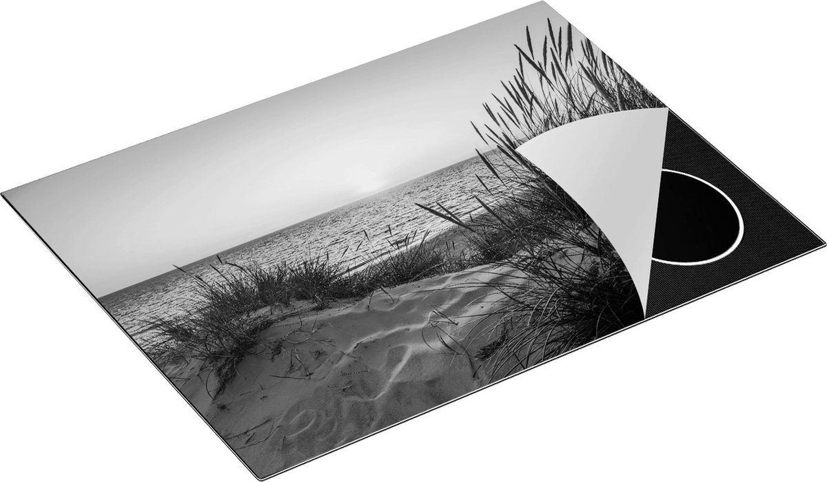 Chefcare Inductie Beschermer Strand en Zee vanuit de Duinen met Zonsondergang - Zwart Wit - 70x50 cm - Afdekplaat Inductie - Kookplaat Beschermer - Inductie Mat