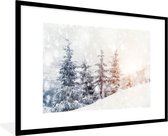 Fotolijst incl. Poster - Boom - Sneeuw - Winter - 120x80 cm - Posterlijst - Kerstmis Decoratie - Kerstversiering - Kerstdecoratie Woonkamer - Kerstversiering - Kerstdecoratie voor binnen - Kerstmis