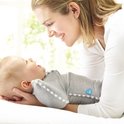 Een baby en een vrouw kijken elkaar aan, baby in grijze Love to Dream™ Swaddle Up™.