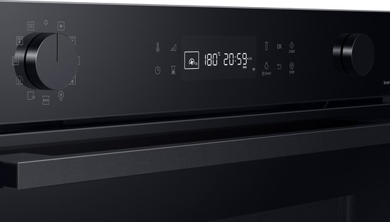 Detail van de bedieningsknoppen en digitaal display van een zwarte Samsung oven.