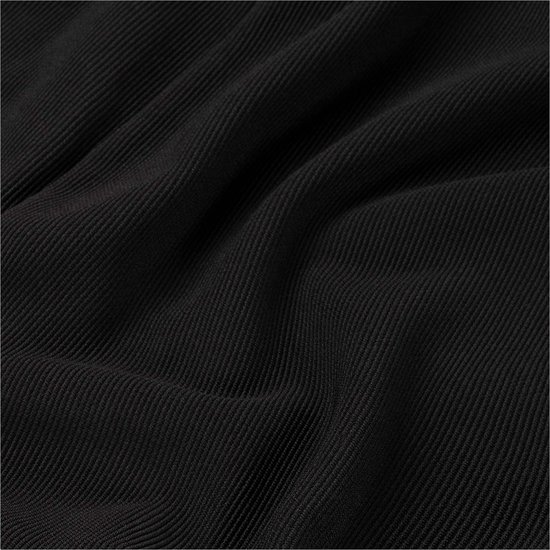 Detail van de zwarte stof van de zwangerschapsbroek met fijne ribbels.