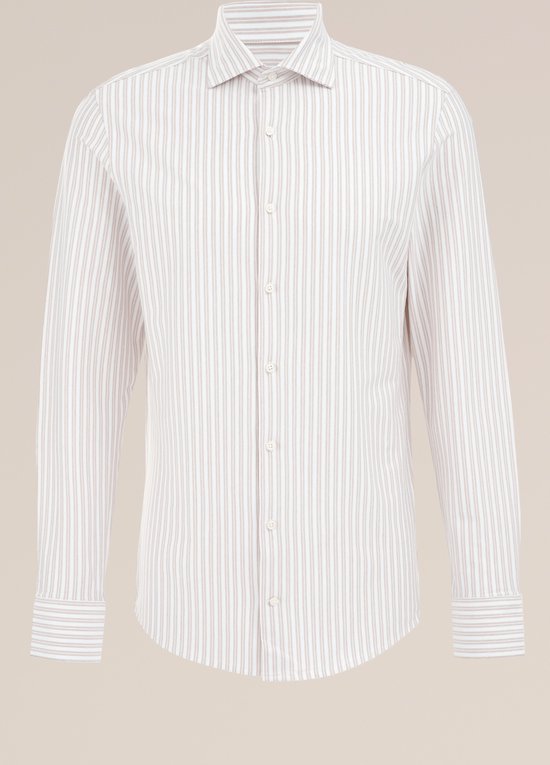 Wit slim fit jersey overhemd met beige strepen en lange mouwen, plat op een beige achtergrond.