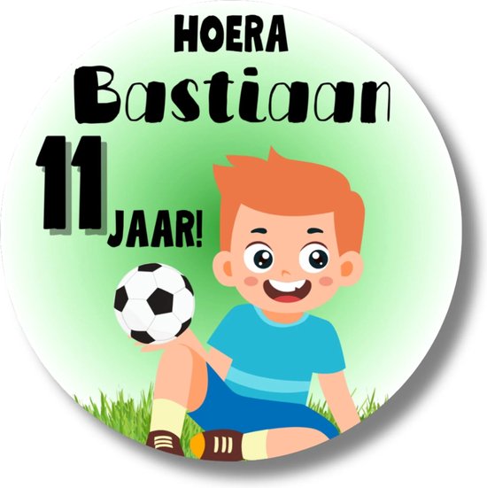 Gepersonaliseerde sticker met een jongen met oranje haar, een blauw shirt en blauwe shorts, die een voetbal vasthoudt. "HOERA Bastiaan 11 JAAR!" staat in grote letters.