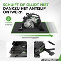 Zwarte hometrainer met een antislipmat eronder, die wegglijden voorkomt. Close-ups van de antislipvoeten en een verstelbare riem.