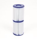 Twee witte Bestway zwembadfilters type II met blauwe banden, staand op een witte achtergrond.