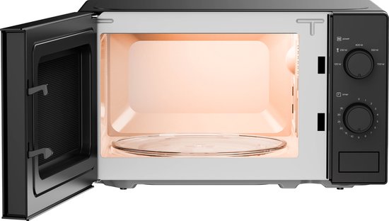 Zwarte Tomado magnetron met open deur, verlichte binnenkant en draaiplateau.