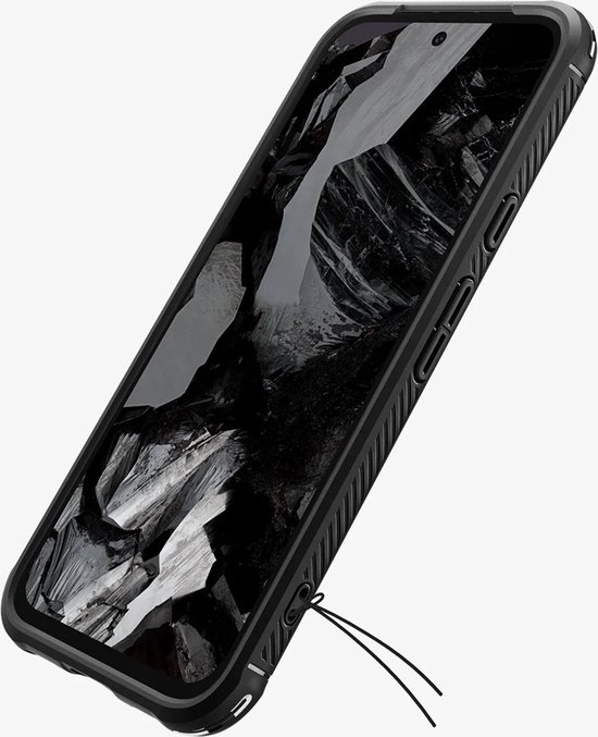 Zwarte Spigen case met gestreept patroon op de zijkanten, rond de camera en met een koordje.