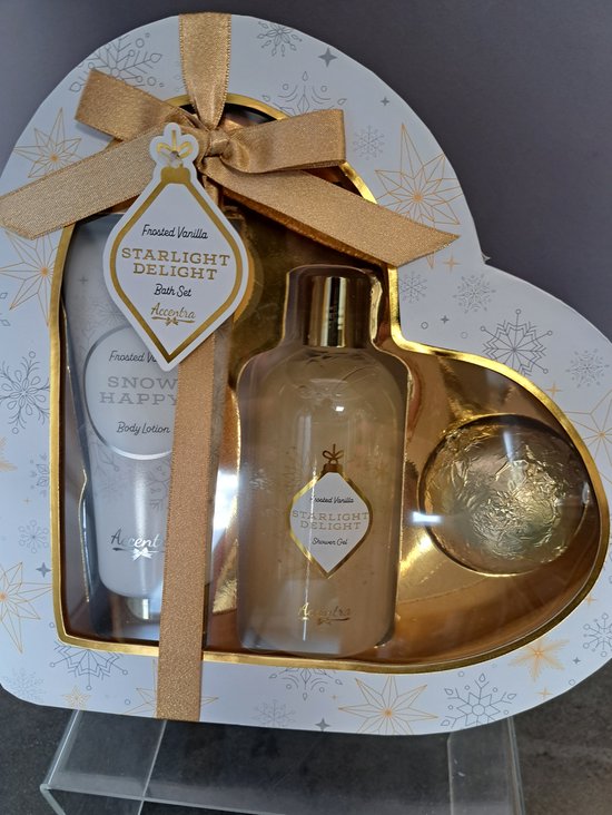 Harten geschenkdoos met gouden strik, bevat Frosted Vanilla Starlight Delight douchegel, badzout en bodylotion.
