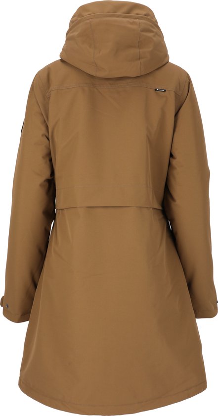 Achterkant van een bruine capuchonparka. De jas heeft een verstelbare taille en twee opgestikte lappen op de rug.