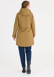 Achterkant van een model in een bruine parka en jeans. De jas heeft een capuchon en is tot op de knie lengte.