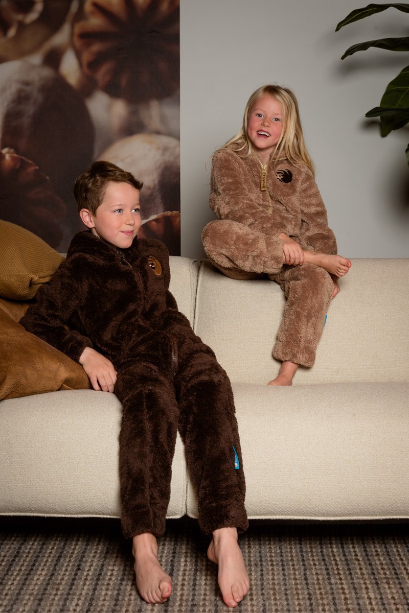 Kids Knuffle Fleece Onesie® | Warme onesie huispak jumpsuit voor jongens & meisjes | Superzacht & comfortabel | Premium kwaliteit | Duurzaam & CO₂-neutraal geproduceerd in Portugal | Beige maat XS