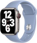 Apple Watch met een blauwgroen sportbandje en een zilverkleurige kast.