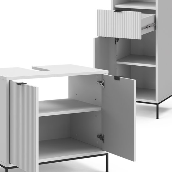 Gedetailleerde weergave van witte badkamermeubels met open kastdeuren en een uittrekbaar laatje met ribbelpatroon.