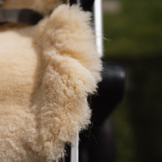 WOOOL Schapenvacht 2-In-1 Kinderwagen Buggy - SNUGGY (Medicinaal) - Inleg & Opleg - 100% Echte Schapenvacht - Kort Geschoren Wol - Veilig, ECO & Duurzaam van WOOOL — afbeelding 3