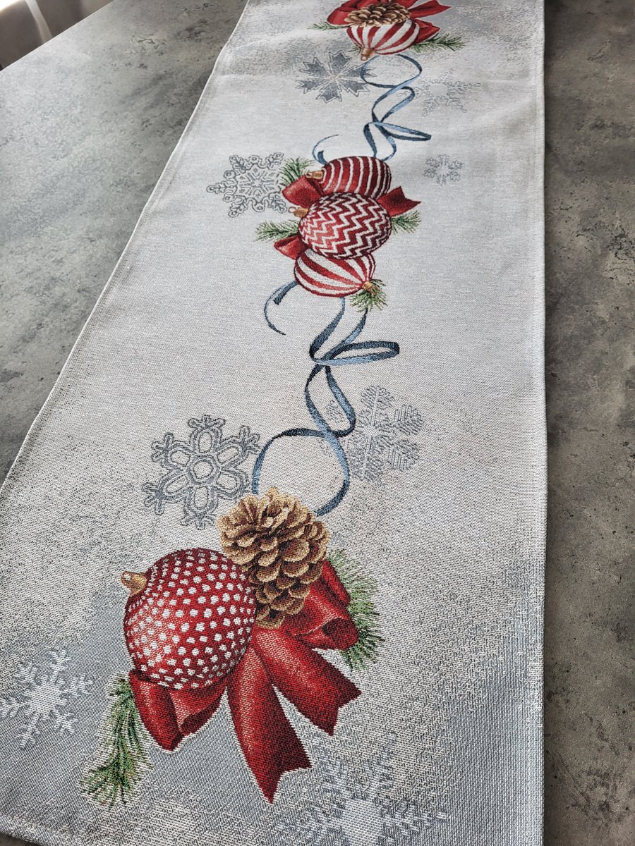 Tafelloper Luxe Gobelinstof Kerst Red Balls and Snowflakes Christmas 140*45cm