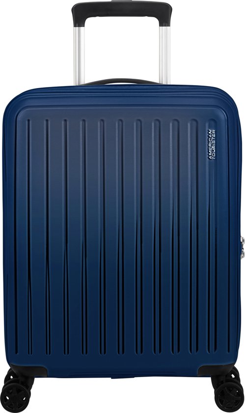 Donkerblauwe handbagagekoffer met verticale ribbels, staand op vier wieltjes.