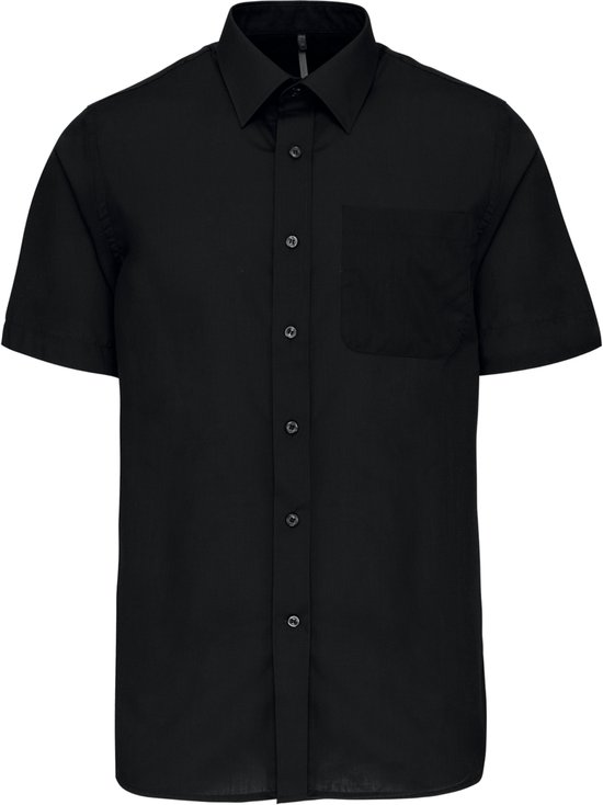 Zwart kortemouwhennenhemd van Kariban met button-down kraag en opgestikte borstzak.