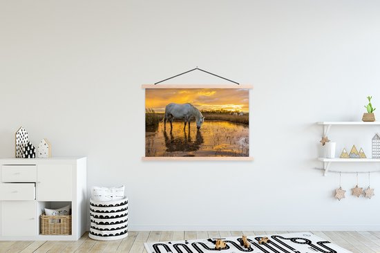 Cheval boit au coucher du soleil en Camargue affiche textielposter lamelles vierges 120x80 cm