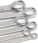 Grijze ring-steeksleutels met matglanzende afwerking, close-up op witte achtergrond.