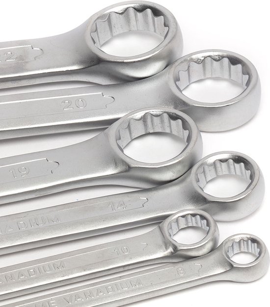 Grijze ring-steeksleutels met matglanzende afwerking, close-up op witte achtergrond.