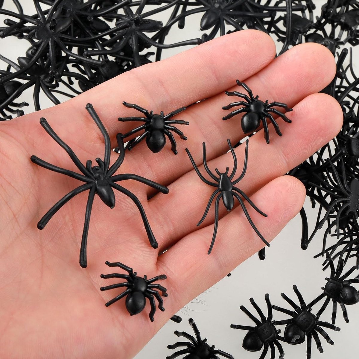 Equivera Halloween Decoratie - Halloween Versiering - Horror Versiering - voor Binnen en Buiten - Spin, Heks, Skelet, Pompoen en Spoken - 2024