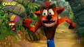 Crash Bandicoot rent door een jungle met een masker met veren.