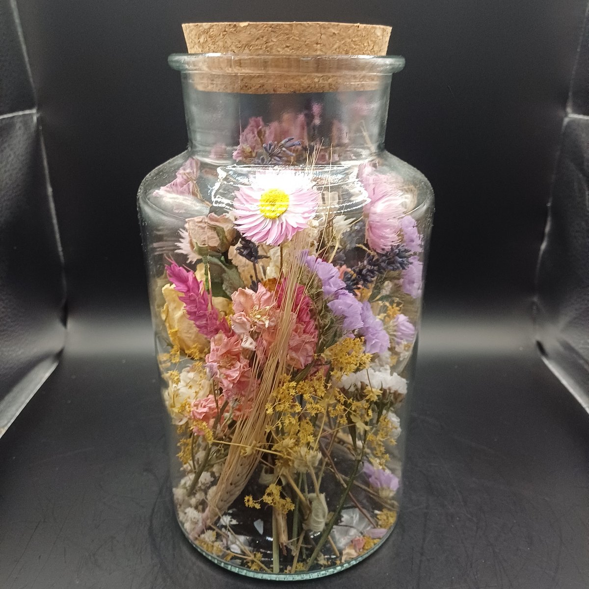 Vaas met fleurige droogbloemen en een kurk | vaas | droogbloemen in fles | boeket | bloemstuk | bloemen in glas | fleurig | fles met kurk | cadeau | gezellig | droogbloemen | decoratie | woondecoratie