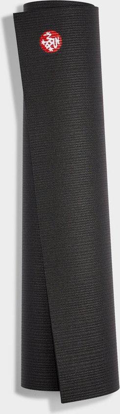 Zwarte Manduka yogamat, deels opgerold, met rood logo.