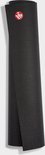 Zwarte Manduka yogamat, deels opgerold, met rood logo.