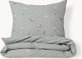 Petite Amélie Peuter dekbedovertrek 120x150 cm 'Dino' – Kinderdekbedovertrek met kussensloop 50x60 cm – 100% biologisch katoen – Handige instopstrook – Wasbaar op 60°C – Stoer en avontuurlijk dino-ontwerp