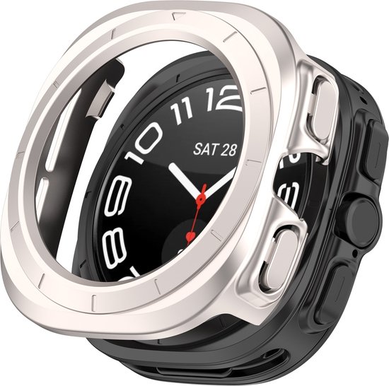 Een zilverkleurige watch case met een goudkleurige binnenrand, om een zwarte smartwatch met een wijzerplaat.