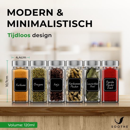 Twee glazen kruidenpotjes met zilverkleurige deksels en zwarte etiketten. De potjes bevatten chilivlokken en kurkumapoeder.