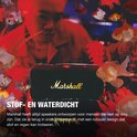 Zwarte Marshall-speaker met goudkleurig logo, omringd door goudvissen en rode planten.