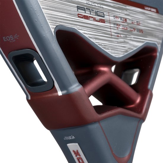 Close-up van de nek van een grijze en bordeauxrode padelracket. Met textuurdetails en de 'EOS FLAP'-technologie.