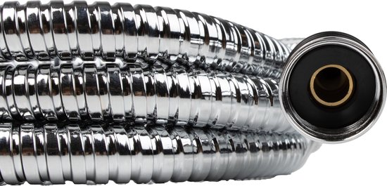 Gedetailleerde close-up van een metalen doucheslang in chroomkleur.