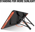 De achterkant van een Jackery Solarsaga 100 zonnepaneel, schuin omhoog gezet met verstelbare steunen.