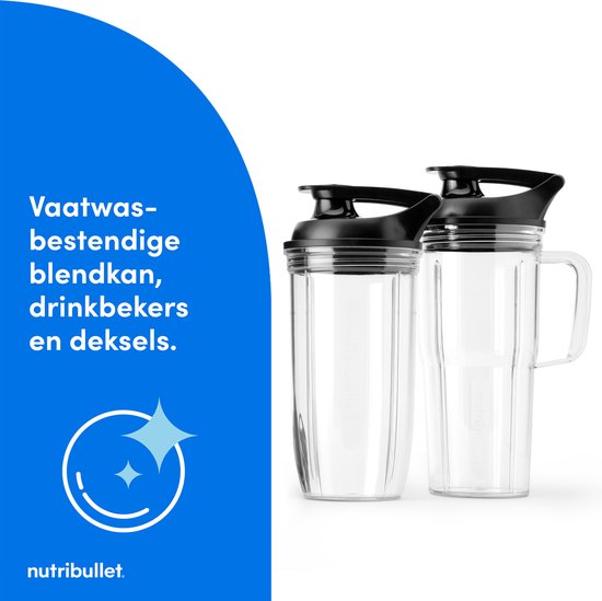 Twee schone drinkbekers met zwarte deksels.