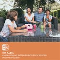 Een familie zit buiten bij een tafel met een roze Lenco radio CD-speler.