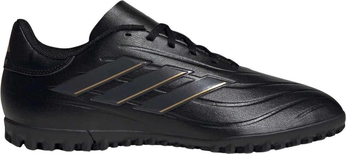 Zwarte Adidas Copa Pure 2 Club TF voetbalschoenen met vetersluiting en rubberen noppen voor grip op kunstgras.
