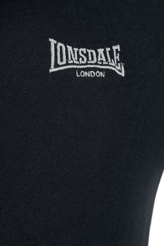 Detail van een zwart Lonsdale poloshirt met geborduurd 'Lonsdale London' logo op de borst.