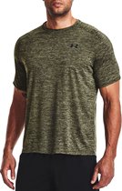 Man met olijfgroen gemêleerd Under Armour sportshirt en zwart broekje, close-up.