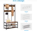 Staande kapstok met bruine houten planken, zwart metalen frame, met hoed, jas, tas en schoenen op de rekken.