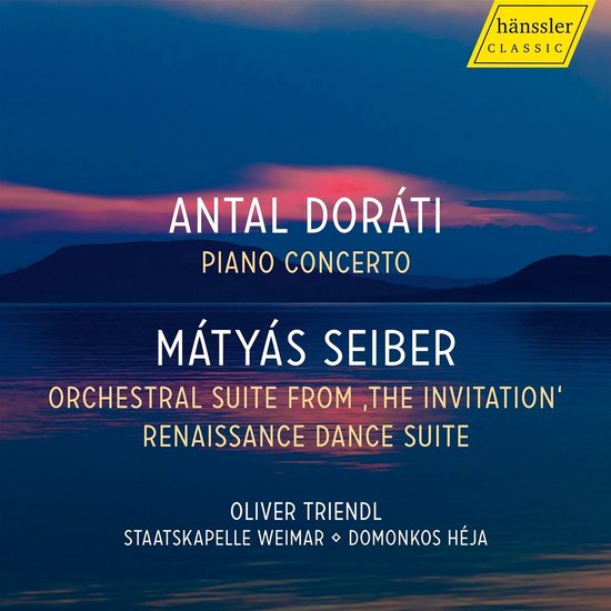 Albumhoes met tekst: "hänssler CLASSIC ANTAL DORÁTI PIANO CONCERTO MÁTYÁS SEIBER ORCHESTRAL SUITE FROM 'THE INVITATION' RENAISSANCE DANCE SUITE OLIVER TRIENDL STAATSKAPELLE WEIMAR DOMONKOS HÉJA". De achtergrond is een waterlandschap bij zonsondergang.