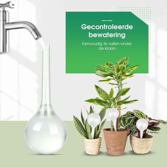 Een waterdruppelaar wordt gevuld onder een kraan. Drie planten met watergevers in hun potten staan op de voorgrond.