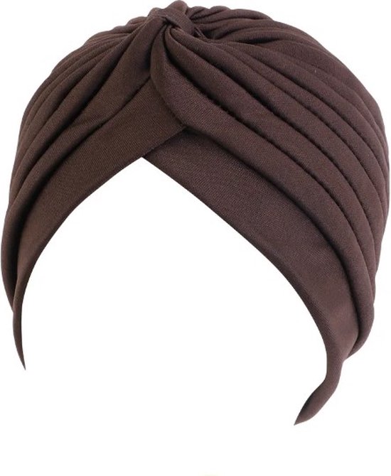 Donkerbruine tulband met gedrapeerde stof en een knoop bovenop.
